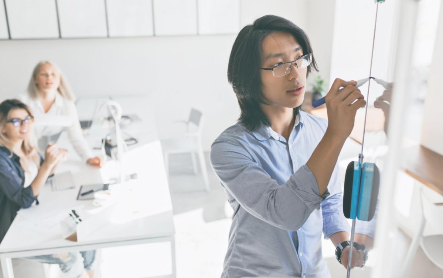 Persona analizando finanzas personales con documentos y calculadora